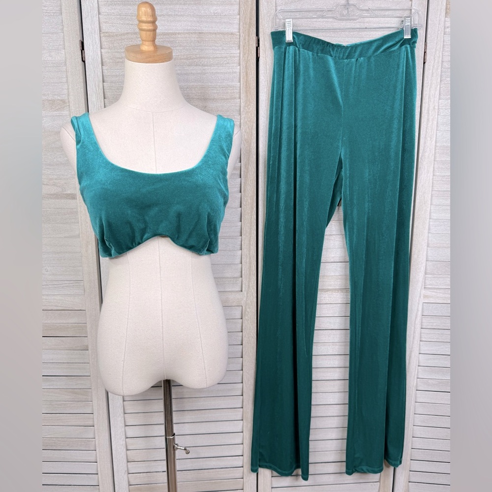 FASHION NOVA Velour Athleisure Set w Flare Leggings and Cropped Tank Top Teal-L